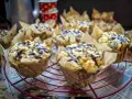 Saftige Nutella Muffins mit Streuseln und Schokodrizzle, in Zeitungspapier gebacken.