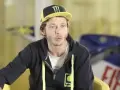 Valentino Rossi, il Dottore, con il suo iconico cappellino Monster Energy, parla con passione.