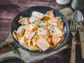 Herzhafte Bandnudeln mit saftigen Lachs-Stücken in cremiger Lachs Sahne Sauce, garniert mit frischen Kräutern. Ein Genuss!