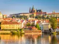 Widok na malownicze praga miasto z rzeką w tle, z dominującym Zamkiem Praskim i katedrą.