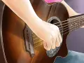 Eine Hand spielt auf einer Gitarre, vielleicht ein Geburtstagslied.