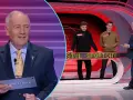 Prowadzący Familiady pyta uczestników, co mówimy, gdy czegoś nie usłyszymy. Na ekranie widać też napis "STYL SPORTOWY".