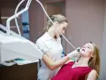 Dentystka usuwa próchnicę. Czy usuwanie próchnicy boli? Znieczulenie sprawia, że zabieg jest bezbolesny.