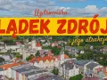 Uzdrowisko Lądek Zdrój i jego atrakcje. Widok z lotu ptaka na malownicze miasteczko z kolorowymi kamienicami i kościołem.