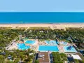 Wspaniałe kempingi nad morzem z basenami i zjeżdżalniami, otoczone zielenią, tuż przy piaszczystej plaży.