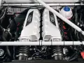 Silnik Audi V10, serce bolidu wyścigowego, gotowe do osiągnięcia prędkości 300 km/h.