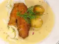 Panerad abborre med dill, småpotatis och en krämig sås. Ett härligt abborre recept för en fin middag.