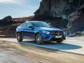 Niebieski Mercedes GLC Coupe w ruchu. Warto sprawdzić opinie i potencjalne usterki przed zakupem.