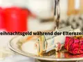 Geld und ein kleines Geschenk auf einem Teller. Die Frage: Weihnachtsgeld während der Elternzeit?