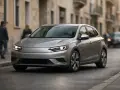 Un'auto grigia moderna, in linea con l'art 140 cds, sfreccia su una strada urbana. Persone sfocate camminano sul marciapiede.