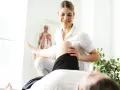 Ile kosztuje fizjoterapeuta w domu? Ceny, NFZ i jak oszczędzić
