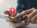 Ochrona iPhone'a przed wirusami i zagrożeniami. Ikony symbolizują bezpieczeństwo i ostrzeżenia.