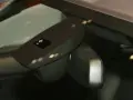 Nahaufnahme eines Regensensors im Auto, der die Windschutzscheibe überwacht, um bei Regen die Scheibenwischer zu aktivieren.