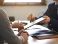 Czego nie wolno adwokatowi? Odkryj zakazy i etykę w pracy prawnika