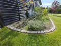 Granit-Beeteinfassung mit Lavendel und Ziergräsern. Tolle Beeteinfassung Ideen für einen gepflegten Garten.