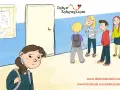 Smutna dziewczynka stoi sama, podczas gdy inne dzieci nie chcą się bawić z moim dzieckiem w szkole.