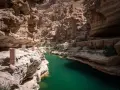 Wadi Shab, ukryta oaza w Omanie, zachwyca turkusową wodą i skalnymi ścianami. To idealne miejsce na relaks i podziwianie natury.