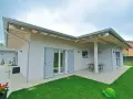 Progetto ville a un piano con portico, ideale per godersi il verde.