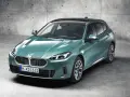 Nowy, zielony bmw hatchback z czarnym dachem, zaparkowany na betonowym podłożu.