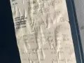 Aufkleber mit Fahrzeugdaten, um die PR-Nummern zu entschlüsseln. Zeigt Transporter, Motorcode AXB, Lacknummer und Optionen.