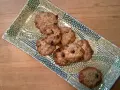 Leckere sauerteig cookies mit Schokoladenstückchen auf einer grünen, gemusterten Platte.