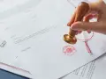 Sigillo notarile su documenti legali. Un assistente notarile stipendio è una professione che richiede precisione.