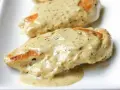 Deux morceaux de poulet tendres nappés d'une sauce crémeuse et savoureuse, parfaite comme sauce pour accompagner le poulet.