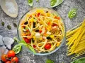 Frischer Spaghetti Salat mit bunten Paprika, Tomaten, Oliven und Feta. Perfekt für den Sommer!