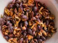 Suszone skórki kawy, czyli cascara. To produkt uboczny procesu produkcji kawy, który można zaparzyć jak herbatę.