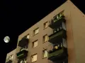 Pełnia księżyca nad blokiem, nocą. Czy ma wpływ na psychikę?