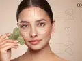 Frau mit Gua Sha Stein im Gesicht, Pfeile zeigen die Anwendungsrichtung. Entdecke, was Gua Sha bringt für deine Hautpflege.