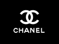 Logo bianco con le doppie C intrecciate e il nome CHANEL sotto, simbolo di eleganza.