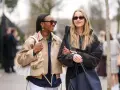 Due amiche con outfit alla moda, un esempio di must significato nella moda.