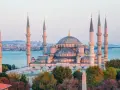 Błękitny Meczet w Stambule, z minaretami górującymi nad miastem i morzem. Czy Istambuł jest bezpieczny? Turyści spacerują pośród pięknej architektury.