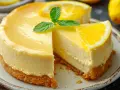 Delicioso mousse de limón con base de galleta, decorado con rodajas de limón y hojas de menta.