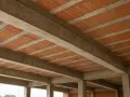 Widok na betonowe belki i pustaki ceramiczne, ukazujący różne rodzaje stropów w budowie.