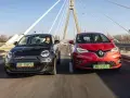 Czarny fiat elektryczny i czerwony samochód jadą po moście.