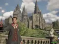 Estudiante con varita mágica frente al castillo de Hogwarts en Hogwarts Legacy Switch 2.