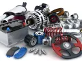 Gros plan sur un assortiment de pièces automobiles : batterie, filtres, bougies, amortisseurs, volant, etc.