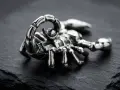 Metalowy skorpion, symbol znaku zodiaku Skorpion, prezentuje swoje szczypce i żądło na ciemnym tle.