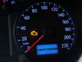 Kontrolka "Check Engine" świeci się na desce rozdzielczej. Dowiedz się, jak skasować błąd check engine bez komputera, gdy pojawi się ten symbol.