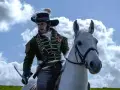 Un officier à cheval, sabre à la main, dans son uniforme vert et son chapeau à panache, incarne le dernier panache histoire.