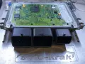 Elektronika silnika Citroen z widocznym błędem DTC P1336. Moduł ECU na stole warsztatowym.