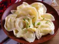 Jak długo gotować pierogi? Czas dla świeżych i mrożonych