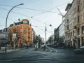 Skrzyżowanie w Berlinie z widoczną wieżą telewizyjną. Czy Berlin jest bezpieczny? Miasto tętni życiem, a ludzie swobodnie poruszają się po ulicach.
