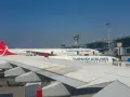 Samoloty Turkish Airlines na płycie lotniska. W tle terminal i wieża kontroli lotów. Czekam na mój bagaż.