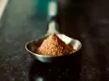 Cuillère remplie de sucre rapadura, un ingrédient naturel aux nombreux bienfaits pour la santé.