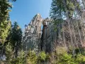 Skalne formacje w Janowicach Wielkich, tworzące naturalny łuk, to jedne z największych atrakcji regionu. Otoczone lasem, zachęcają do odkrywania.