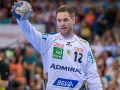 Andreas Palicka, bramkarz z piłką w ręku, gotowy do rzutu.
