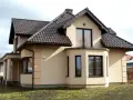 Jaka elewacja do brązowego dachu, aby uniknąć nieharmonijnego wyglądu?